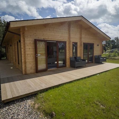 Sundance Lodge, Fantastic New Cabin With Hot Tub - Sleeps 6 - Largest In Felmoor Park Morpeth Ruang foto