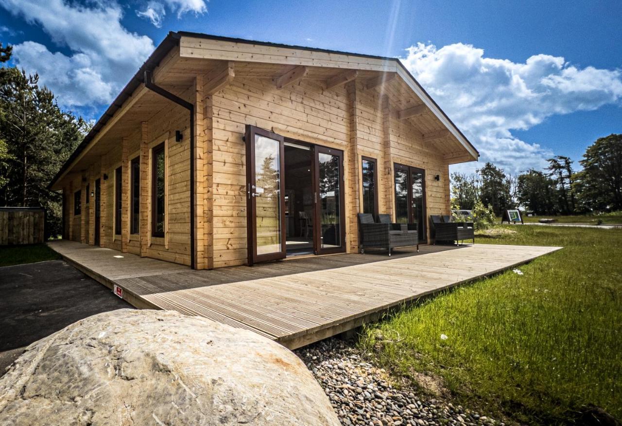 Sundance Lodge, Fantastic New Cabin With Hot Tub - Sleeps 6 - Largest In Felmoor Park Morpeth Bagian luar foto