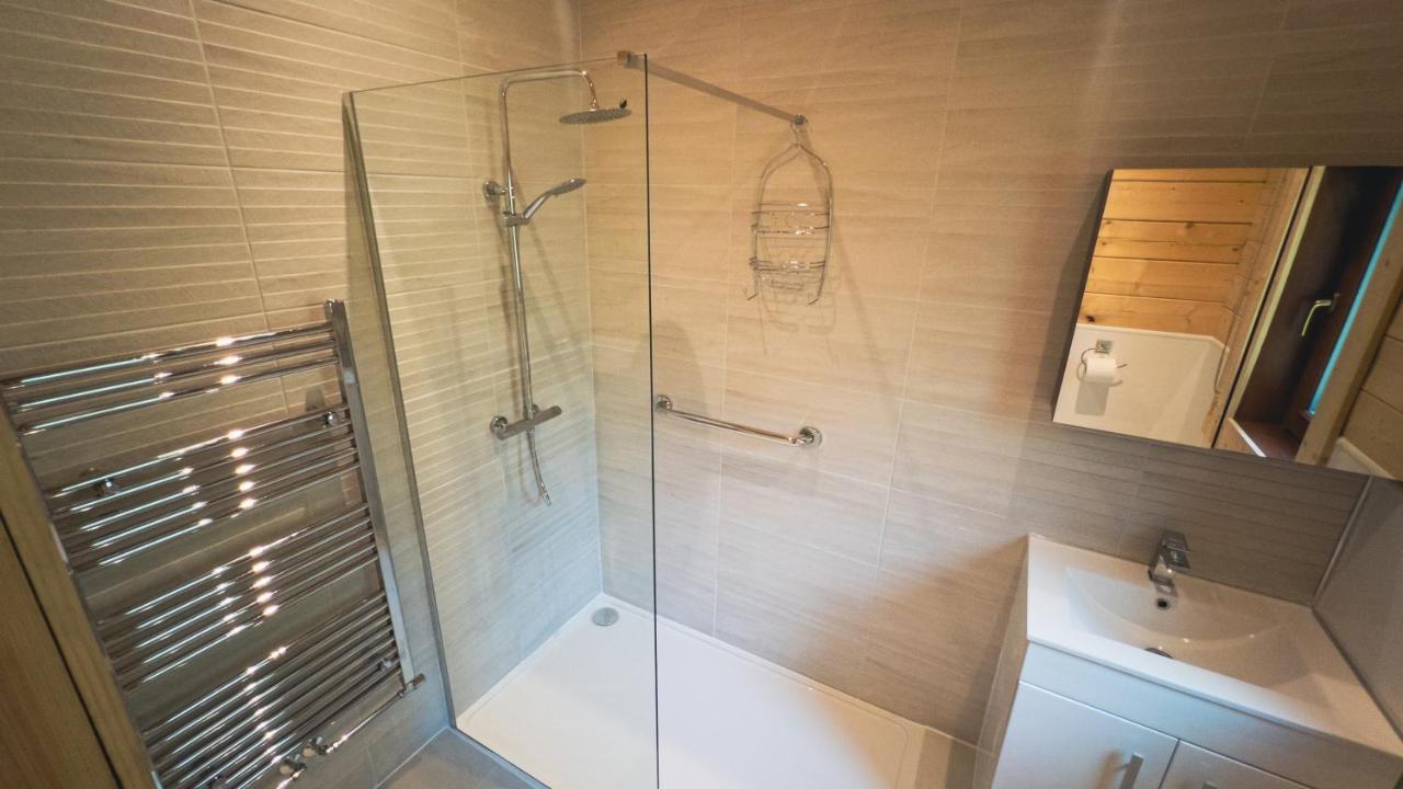 Sundance Lodge, Fantastic New Cabin With Hot Tub - Sleeps 6 - Largest In Felmoor Park Morpeth Bagian luar foto