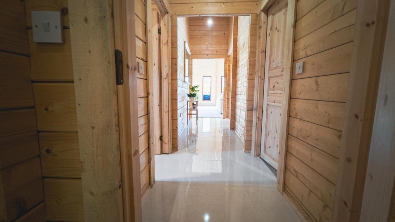 Sundance Lodge, Fantastic New Cabin With Hot Tub - Sleeps 6 - Largest In Felmoor Park Morpeth Bagian luar foto