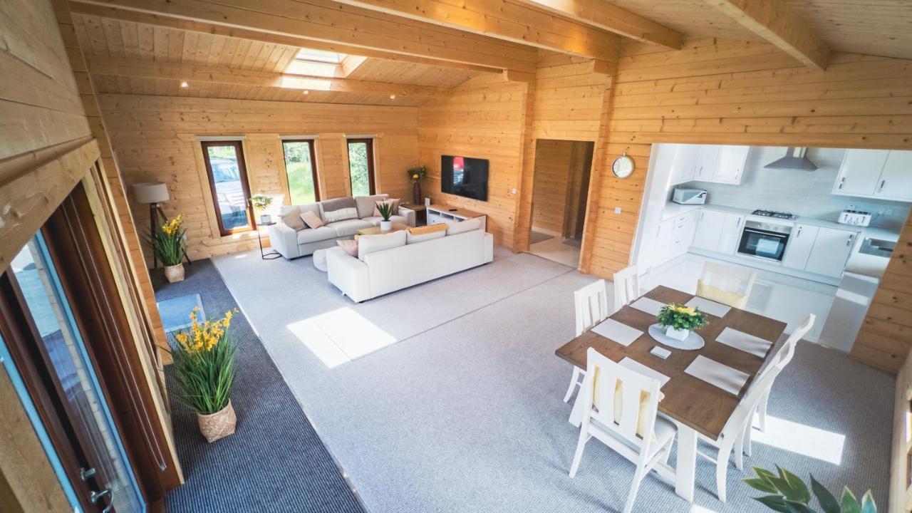 Sundance Lodge, Fantastic New Cabin With Hot Tub - Sleeps 6 - Largest In Felmoor Park Morpeth Bagian luar foto