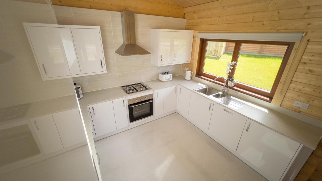 Sundance Lodge, Fantastic New Cabin With Hot Tub - Sleeps 6 - Largest In Felmoor Park Morpeth Bagian luar foto
