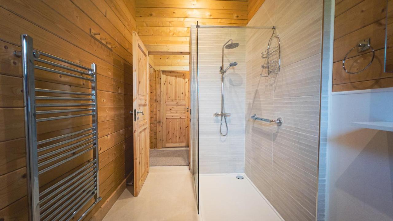 Sundance Lodge, Fantastic New Cabin With Hot Tub - Sleeps 6 - Largest In Felmoor Park Morpeth Bagian luar foto