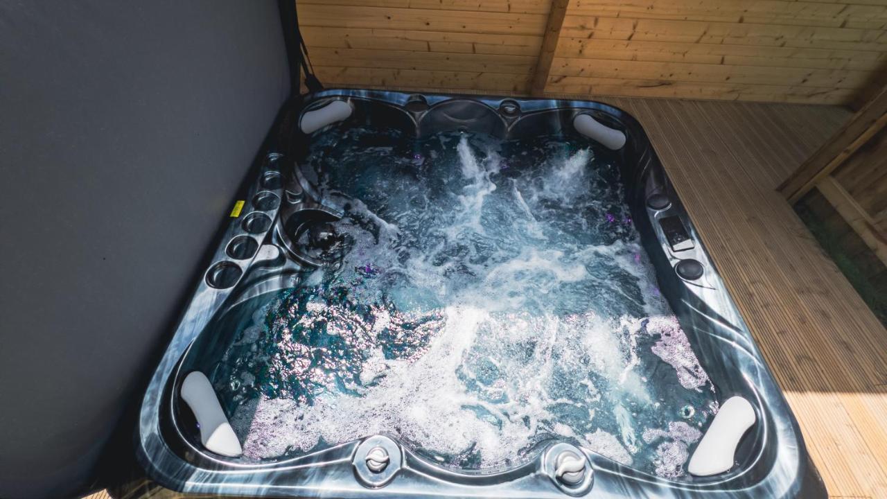 Sundance Lodge, Fantastic New Cabin With Hot Tub - Sleeps 6 - Largest In Felmoor Park Morpeth Bagian luar foto