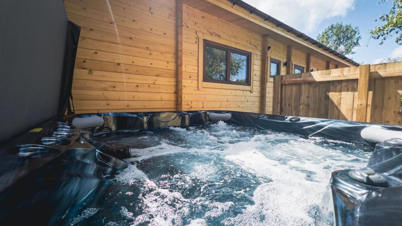 Sundance Lodge, Fantastic New Cabin With Hot Tub - Sleeps 6 - Largest In Felmoor Park Morpeth Bagian luar foto