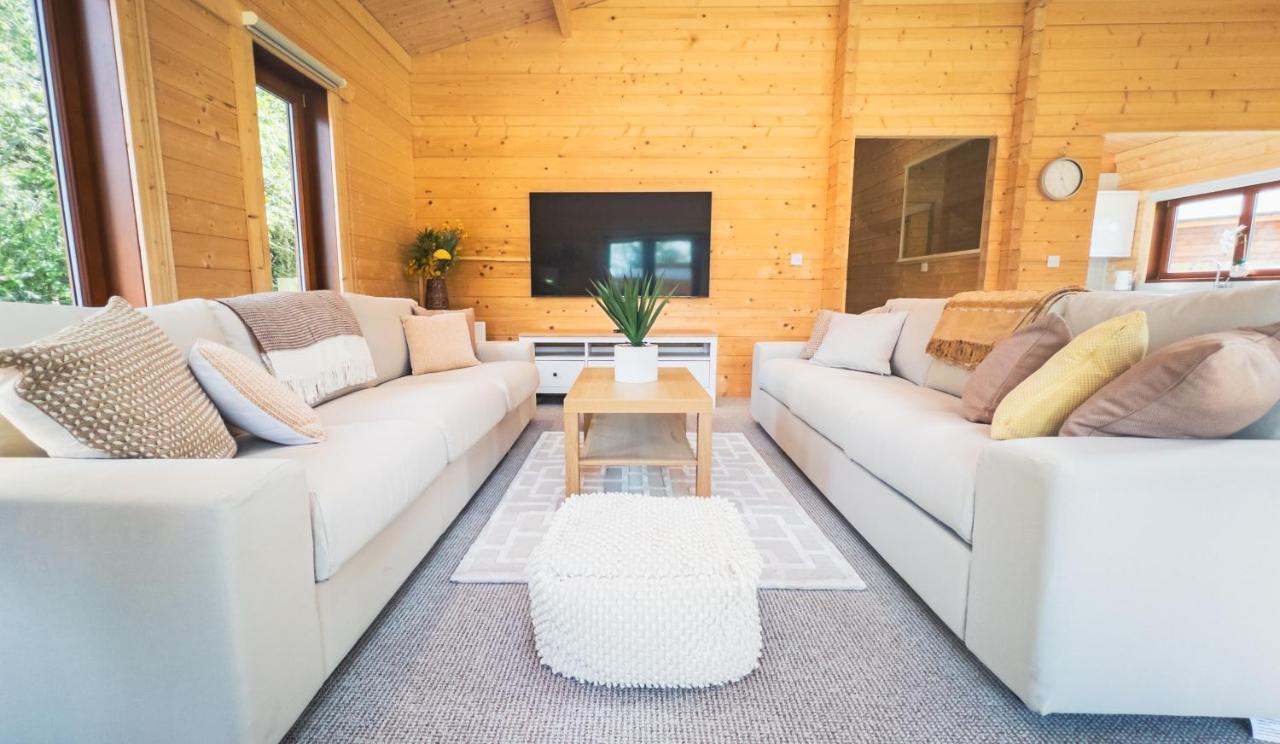 Sundance Lodge, Fantastic New Cabin With Hot Tub - Sleeps 6 - Largest In Felmoor Park Morpeth Bagian luar foto