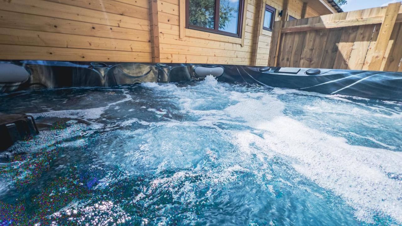 Sundance Lodge, Fantastic New Cabin With Hot Tub - Sleeps 6 - Largest In Felmoor Park Morpeth Bagian luar foto