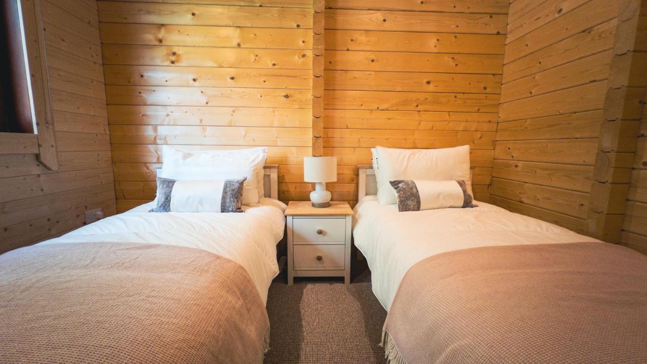 Sundance Lodge, Fantastic New Cabin With Hot Tub - Sleeps 6 - Largest In Felmoor Park Morpeth Bagian luar foto