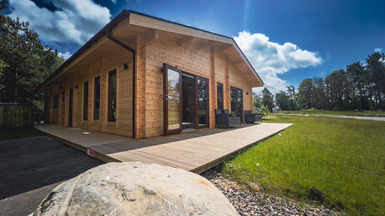 Sundance Lodge, Fantastic New Cabin With Hot Tub - Sleeps 6 - Largest In Felmoor Park Morpeth Bagian luar foto