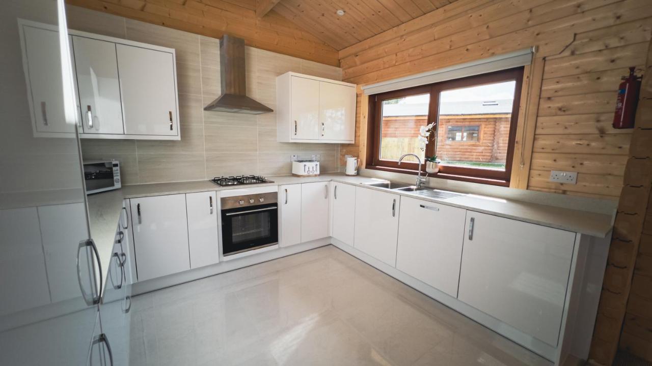 Sundance Lodge, Fantastic New Cabin With Hot Tub - Sleeps 6 - Largest In Felmoor Park Morpeth Bagian luar foto