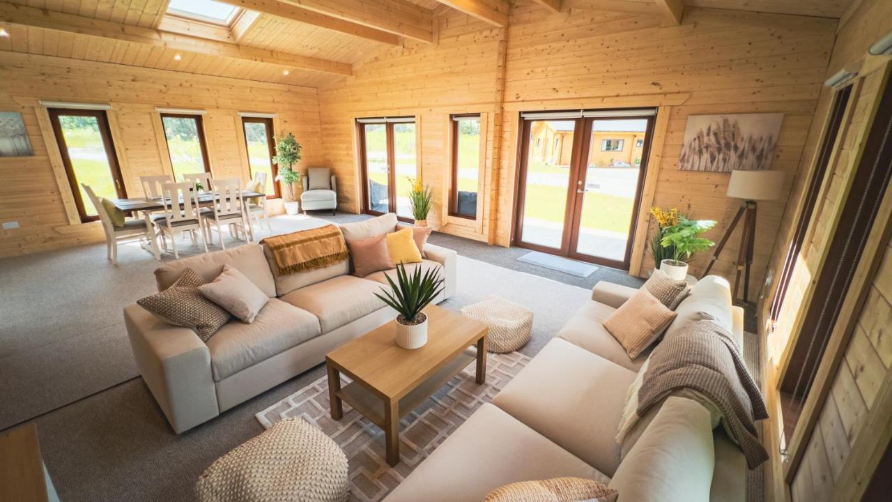 Sundance Lodge, Fantastic New Cabin With Hot Tub - Sleeps 6 - Largest In Felmoor Park Morpeth Bagian luar foto