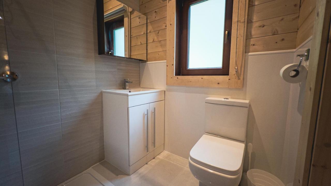 Sundance Lodge, Fantastic New Cabin With Hot Tub - Sleeps 6 - Largest In Felmoor Park Morpeth Bagian luar foto
