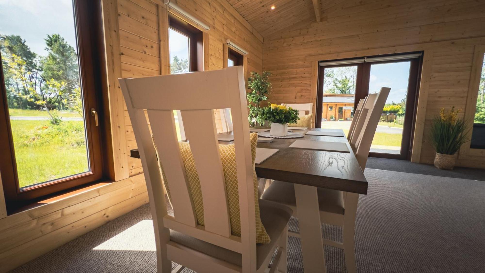 Sundance Lodge, Fantastic New Cabin With Hot Tub - Sleeps 6 - Largest In Felmoor Park Morpeth Ruang foto